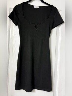 Vestique Black Scoop V-Notch Short Sleeve Mini Dress
